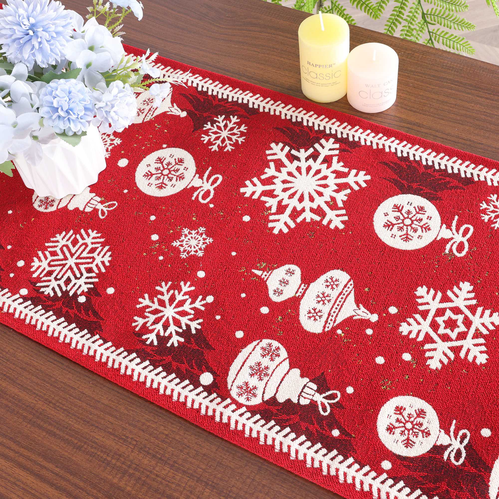 Dieser festliche Tischläufer aus hochwertigem Jacquard-Gewebe bringt mit seinem präzisen und klaren Muster aus Schneeflocken und Weihnachtskugeln sofort die festliche Stimmung in Ihr Zuhause. Der Tischläufer ist nicht nur ein schöner Akzent für Ihre Tafel, sondern auch ein langlebiges Dekorationsstück, das durch seine sorgfältig gewebten Details und die gleichmäßige Musteranordnung besticht.