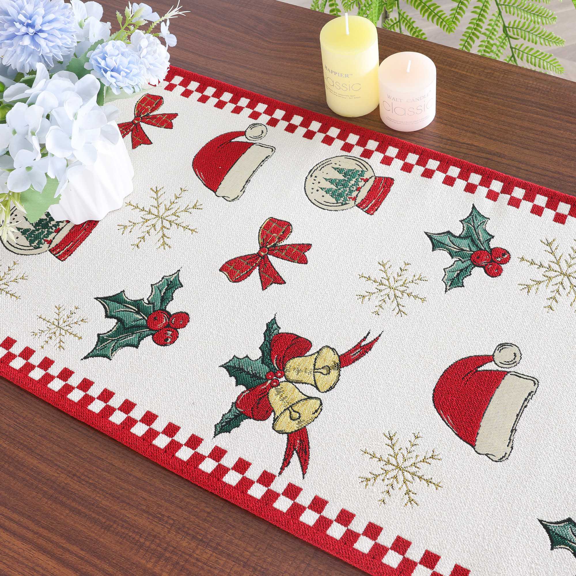 Dieses Bild zeigt einen festlichen Weihnachts-Tischläufer, verziert mit klassischen Weihnachtsmotiven wie Weihnachtsmützen, Glocken, Schleifen und Tannenzweigen. Die leuchtenden Farben und das strukturierte Design schaffen eine warme und einladende Atmosphäre. Der Tischläufer ist perfekt geeignet, um dem Tisch eine festliche Note zu verleihen und eignet sich ideal für Weihnachtsfeiern und Familientreffen.