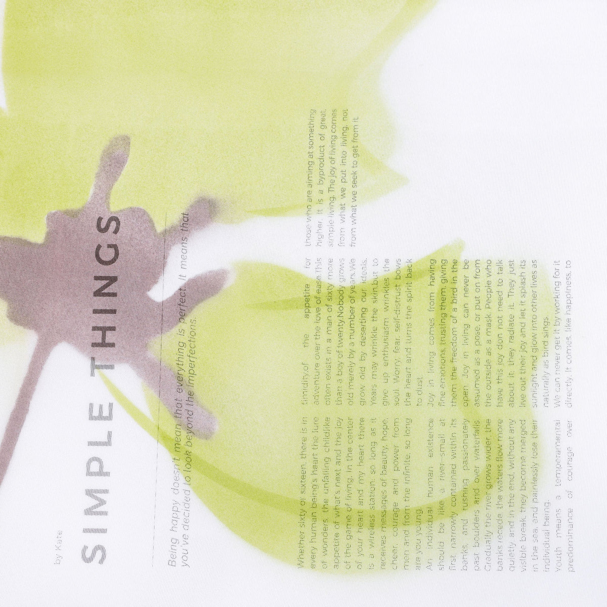 Das grüne Blumenmuster ist auf dem Zeitungspapier verteilt, und man kann den Text darunter deutlich erkennen.