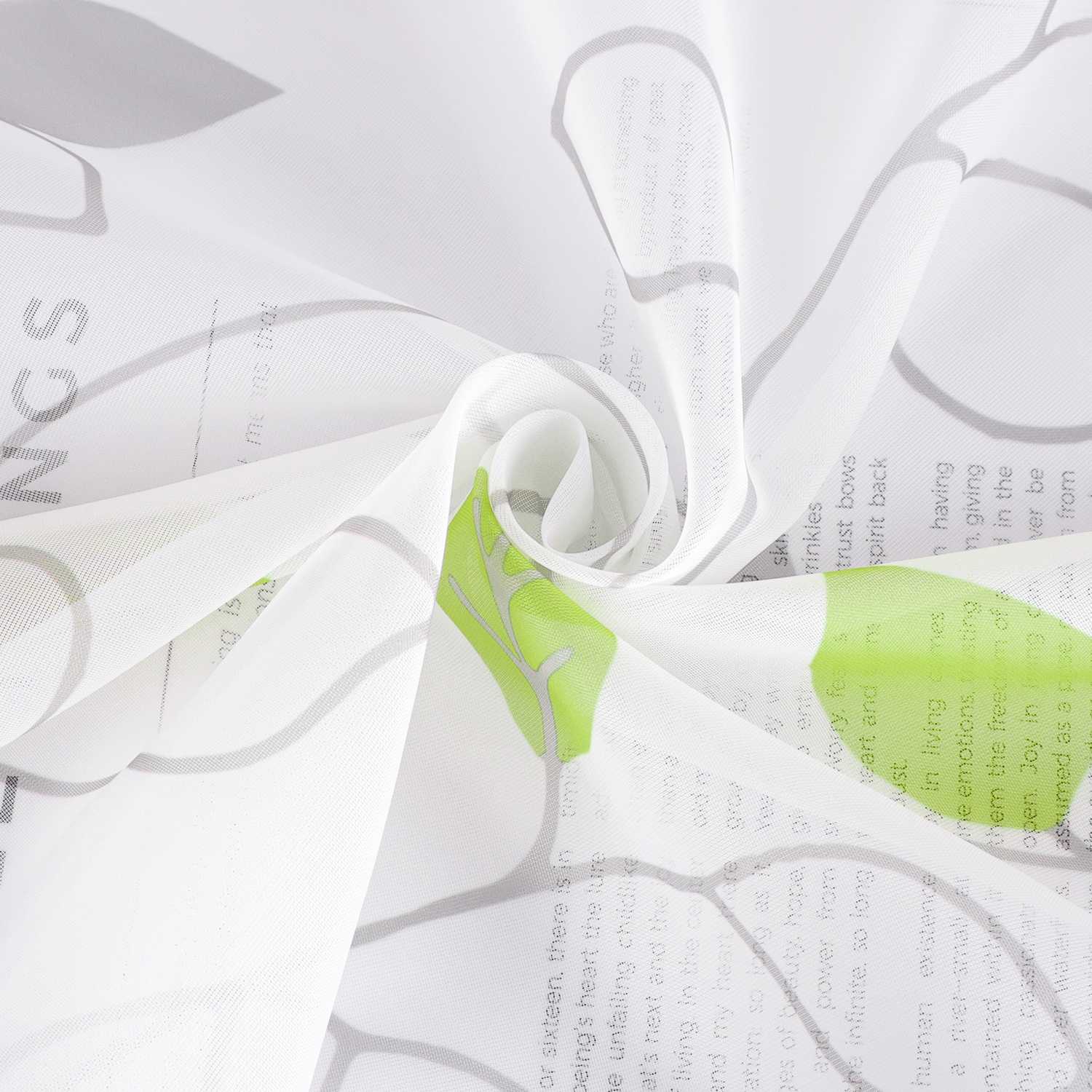 Dies ist ein weißer Voile-Stoff mit grauen Linienmustern, grünen Blättern und teilweise unscharfen Schriftprints. Aufgrund des Materials und des Musters ist es wahrscheinlich, dass dieser Stoff für Vorhänge verwendet wird. Er schafft eine frische, natürliche Atmosphäre mit einem Hauch von künstlerischem Flair.
