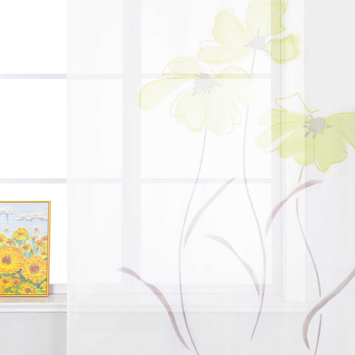 Das Bild zeigt einen Teil eines Fensters. Vor dem Fenster hängt ein halbtransparenter Vorhang mit einem dezenten Blumenmuster, bei dem zwei grüne Blumen besonders auffallen.