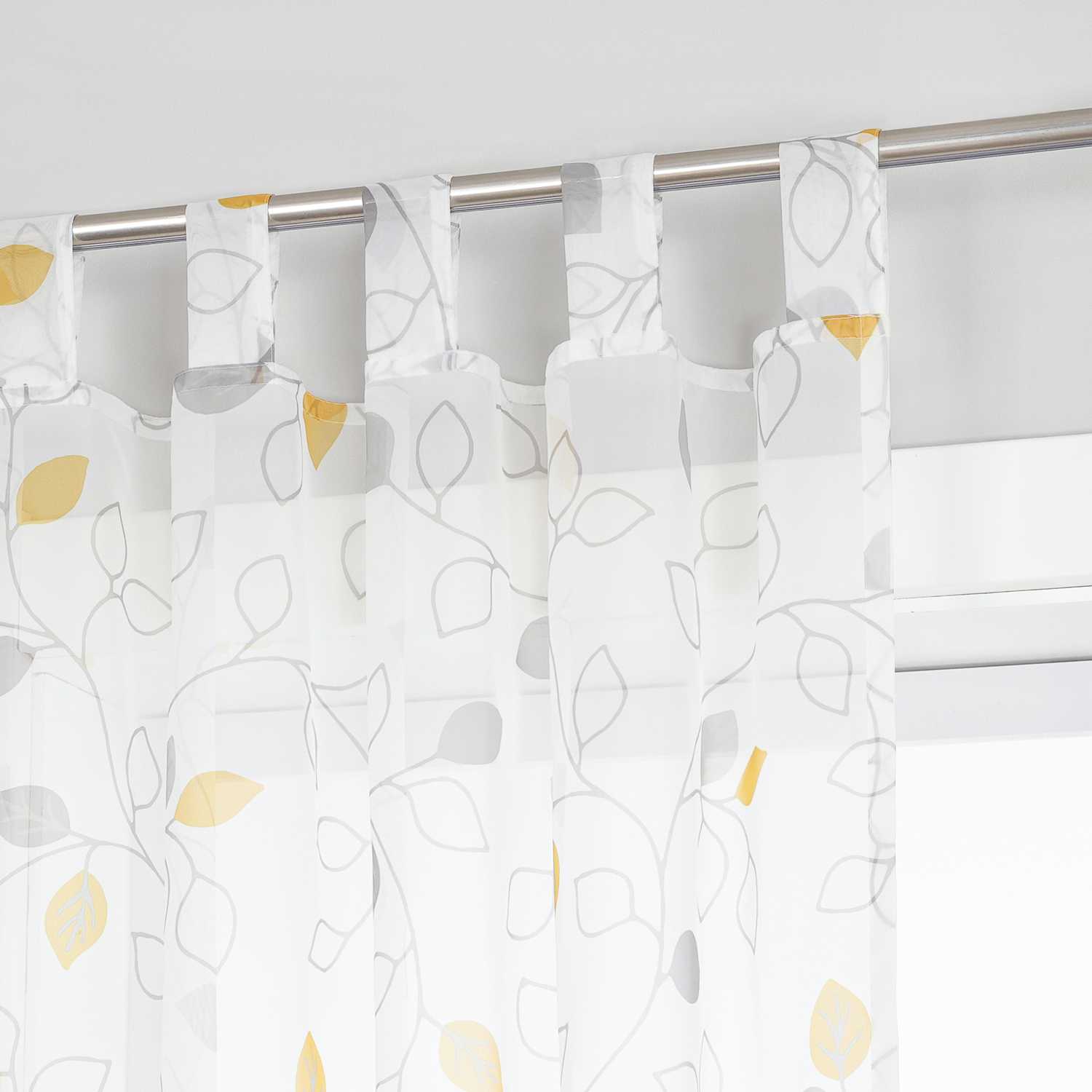 Dies ist ein weißer Voile-Vorhang mit grünen und grauen Blättermustern. Der Vorhang hängt an einer Metallstange vor dem Fenster und wird von grünen Pflanzen und minimalistischen weißen Dekorationsstücken umrahmt. Der Voile bietet eine gute Lichtdurchlässigkeit und sorgt für sanftes Licht im Raum. Das frische Muster verleiht dem Raum eine natürliche Atmosphäre und ist ideal für Schlafzimmer, Wohnzimmer und andere Räume, um die Schönheit und den Komfort des Zuhauses zu steigern.